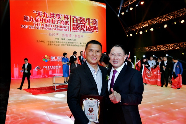 林總與央視財經(jīng)評論員合影